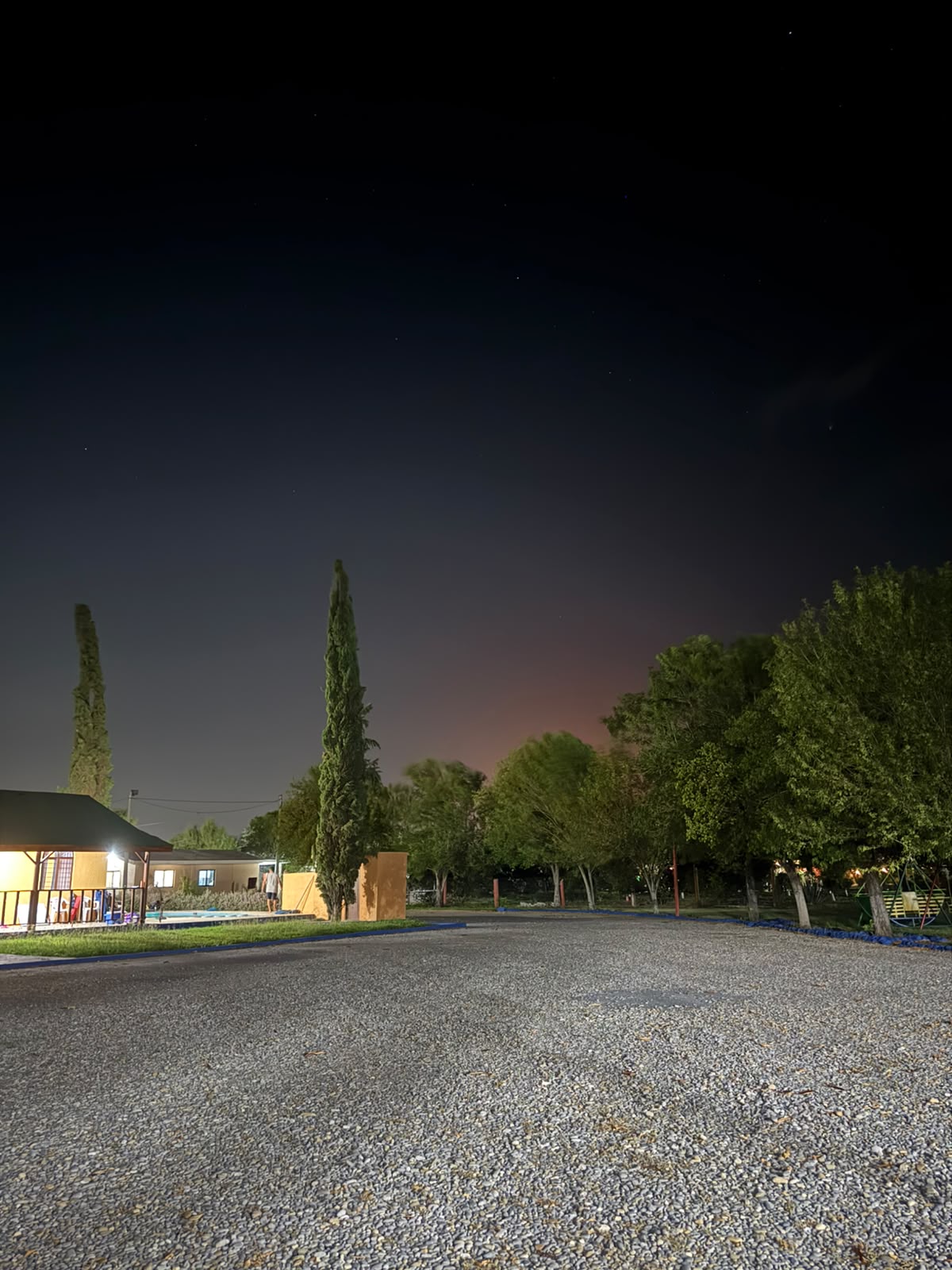 Vista nocturna del jardín