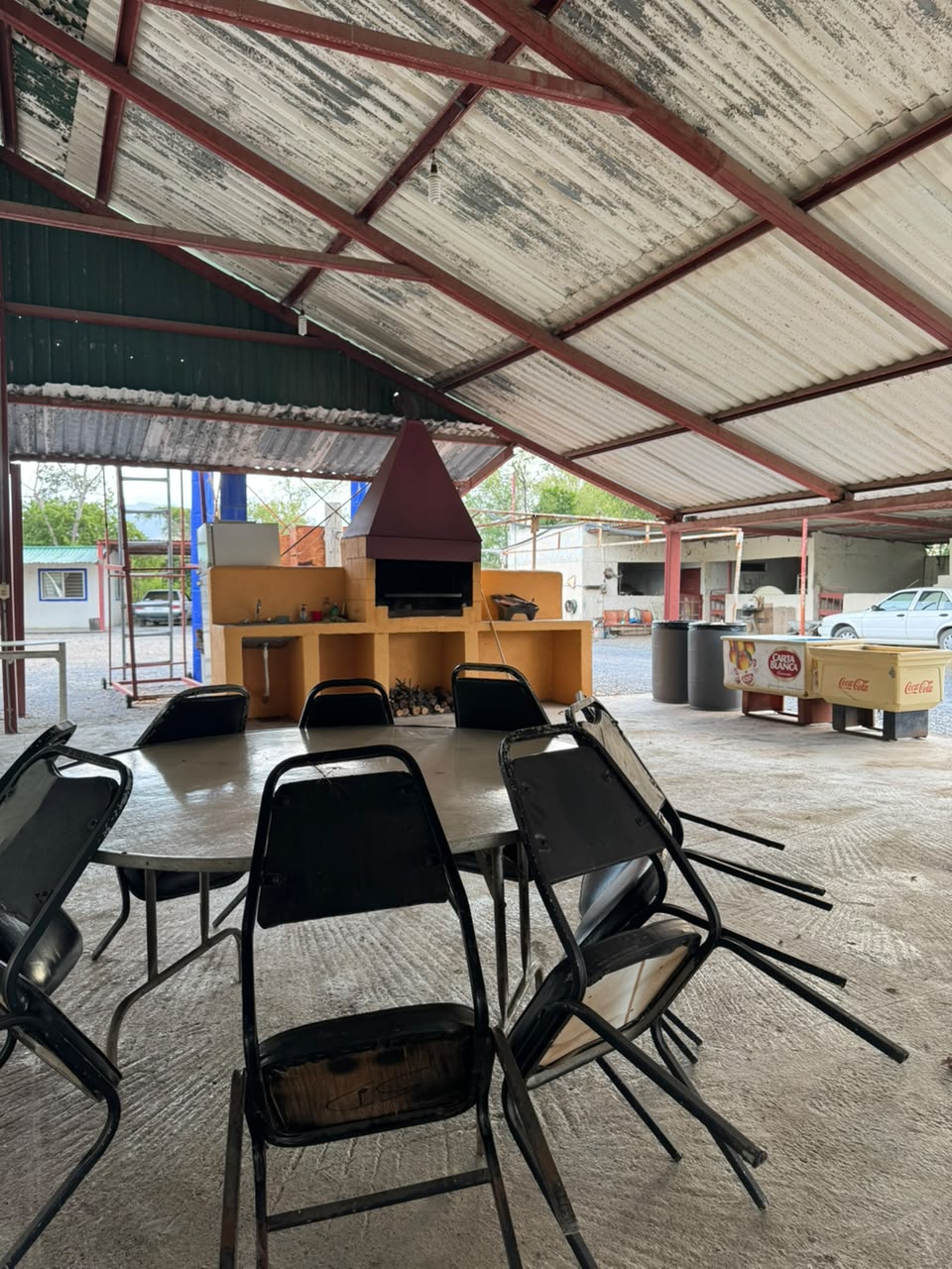 Palapa con asador y mesas