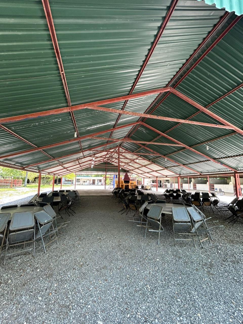 Palapa con mesas para eventos